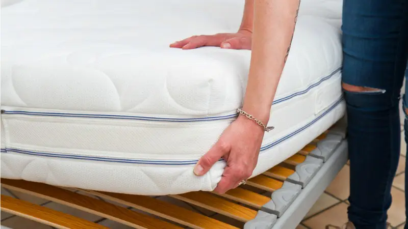 Nằm thử để chọn giường ngủ phù hợp với cơ thể của bạn